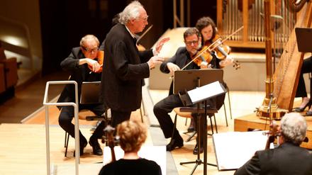 Herreweghe mit seinen Musiker:innen in der Philharmonie