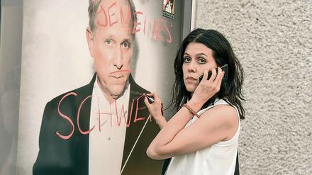 So viel Rache muss sein. Managerin Ada (Daniela Golposhin) „verziert“ ein Festspielplakat mit ihrem Kommentar zu Stardirigent Marius Atterson (Ulrich Tukur).