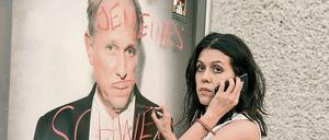 So viel Rache muss sein. Managerin Ada (Daniela Golposhin) „verziert“ ein Festspielplakat mit ihrem Kommentar zu Stardirigent Marius Atterson (Ulrich Tukur).