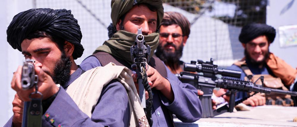 Sie kontrollieren nun den Flughafen, über den die Bundeswehr Deutsche und Ortskräfte ausgeflogen hatten: Taliban-Kämpfer in Kabul.