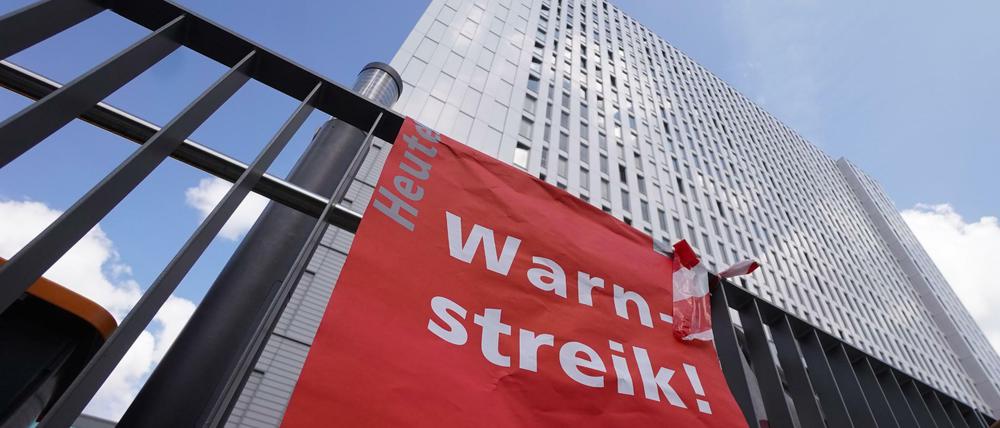 Im August waren es noch tageweise Warnstreiks - nun wollen die Pflegekräfte an der Charité unbefristet die Arbeit niederlegen.