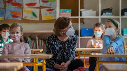 Bei Mitarbeiterinnen und Mitarbeitern in Schulen darf künftig der Impfstatus abgefragt werden.