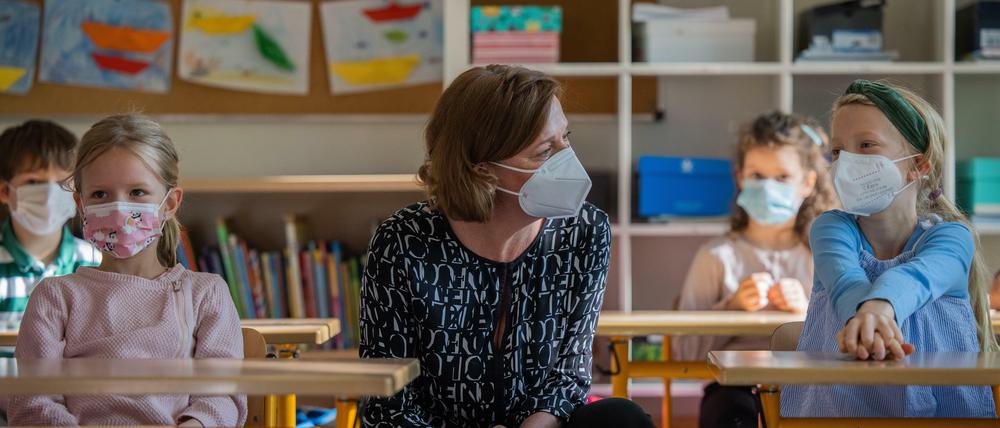 Bei Mitarbeiterinnen und Mitarbeitern in Schulen darf künftig der Impfstatus abgefragt werden.