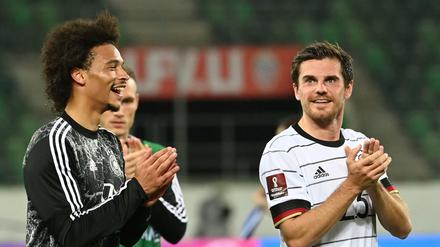 Er lacht wieder. Leroy Sané (links) hat bei der Nationalmannschaft nach schwierigen Wochen und Monaten neuen Schwung geholt.