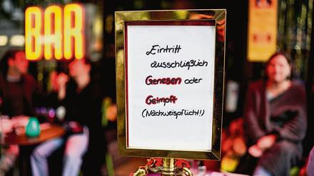 Die in Hamburg eingeführte 2G-Regel besagt, dass nur noch Geimpfte und Genesene die jeweiligen Betriebe betreten dürfen.