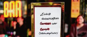Die in Hamburg eingeführte 2G-Regel besagt, dass nur noch Geimpfte und Genesene die jeweiligen Betriebe betreten dürfen.