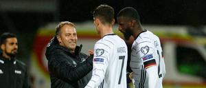 Gute Laune überall. Hansi Flick freut sich mit seinen Spielern Kai Havertz und Antonio Rüdiger über den erfolgreichen Start seiner Amtszeit.