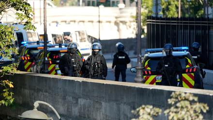 Prozess um Anschläge von 2015 in Paris: Sicherheitskräfte patrouillieren vor dem Justizpalast