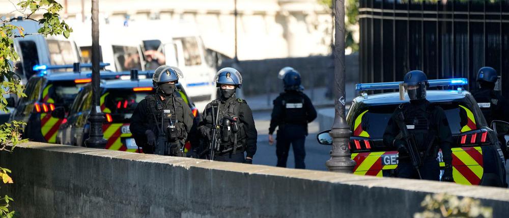 Prozess um Anschläge von 2015 in Paris: Sicherheitskräfte patrouillieren vor dem Justizpalast