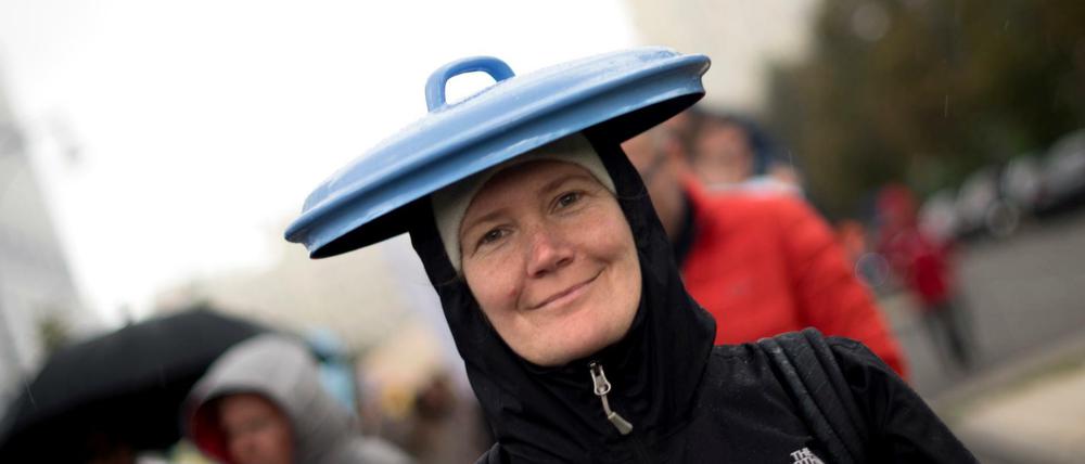 Deckel drauf, auf die Mieten - das fordern Aktivisten an diesem Sonnabend wieder. Hier eine Aufnahme von der Demo vor zwei Jahren.