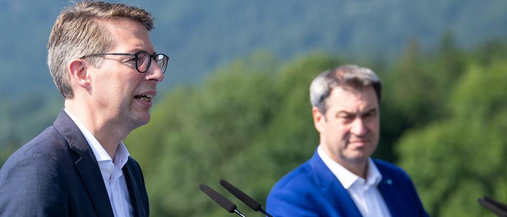 CSU-Generalsekretär Markus Blume (vorne) stellt sich demonstrativ hinter Parteichef Markus Söder.
