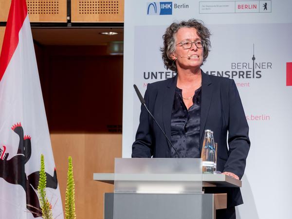 IHK-Präsidentin Beatrice Kramm bei der Verleihung zum Berliner Unternehmenspreis.