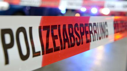 Ein Flatterband mit der Aufschrift "Polizeiabsperrung". (Symbolbild)
