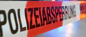 Ein Flatterband mit der Aufschrift "Polizeiabsperrung". (Symbolbild)