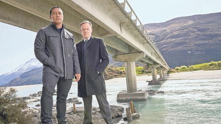 Ankunft. Detective Ariki Davis (Dominic Ona-Ariki, links) muss mit seinem neuen Vorgesetzten Stephen Tremaine (Joel Tobeck) den Todesfall an der berüchtigten Selbstmörder-Brücke One Lane Bridge aufklären. 