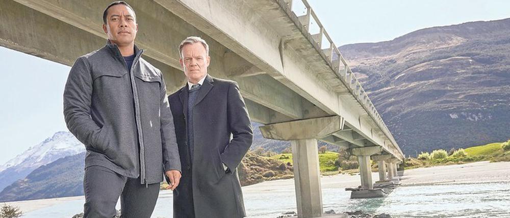 Ankunft. Detective Ariki Davis (Dominic Ona-Ariki, links) muss mit seinem neuen Vorgesetzten Stephen Tremaine (Joel Tobeck) den Todesfall an der berüchtigten Selbstmörder-Brücke One Lane Bridge aufklären.