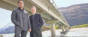 Ankunft. Detective Ariki Davis (Dominic Ona-Ariki, links) muss mit seinem neuen Vorgesetzten Stephen Tremaine (Joel Tobeck) den Todesfall an der berüchtigten Selbstmörder-Brücke One Lane Bridge aufklären. 