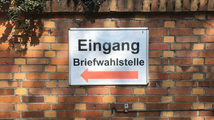 Der Eingang zur Briefwahl im Wahllokal Pankow.
