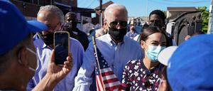 Joe Biden besichtigt den vom Hurrikan Ida betroffenen New Yorker Stadtteil Queens.