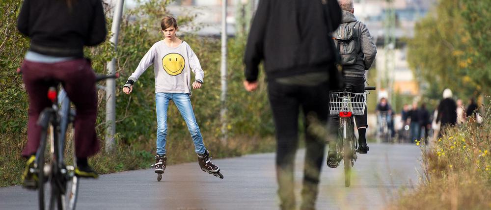 Rücksicht nehmen, bitte: Skater, Radfahrer und Spaziergänger im Gleisdreieckpark.