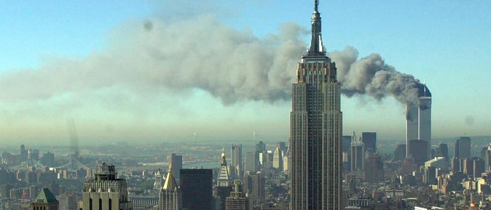 Rauchschwaden ziehen über die Skyline von New York City am 11. September 2001. 