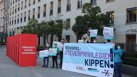 Das Bündnis hat am Freitagmorgen vor dem Haus der Familienunternehmen auf die Petition aufmerksam gemacht.