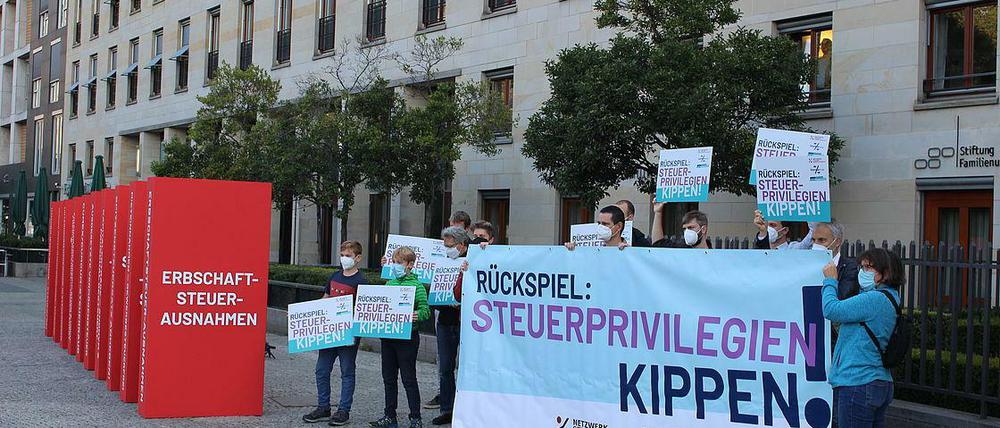 Das Bündnis hat am Freitagmorgen vor dem Haus der Familienunternehmen auf die Petition aufmerksam gemacht.