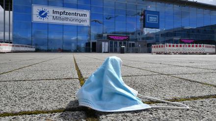Eine Maske liegt vor dem Impfzentrum in der Messe Erfurt.