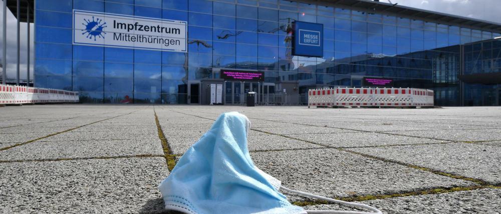 Eine Maske liegt vor dem Impfzentrum in der Messe Erfurt.
