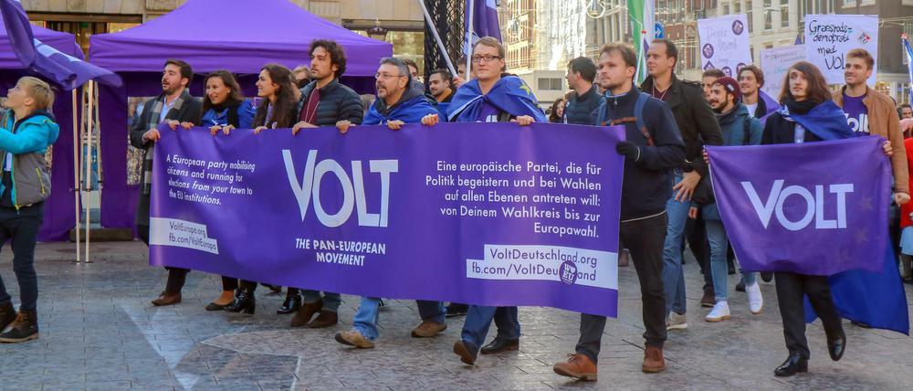 Eine Chance auch für die ganz Kleinen? Mitglieder und Anhänger der proeuropäischen Partei Volt ziehen mit Flaggen und Bannern in Amsterdam.