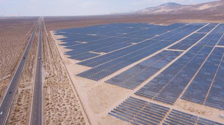 Solarpanels neben einem Highway in Kalifornien.