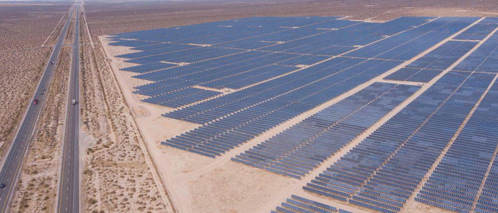 Solarpanels neben einem Highway in Kalifornien.