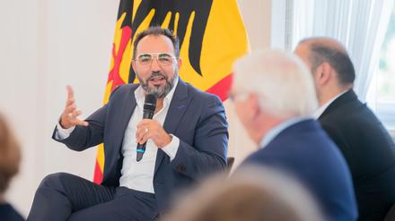 Türkisch-deutsche Biografien dreier Generationen zu Gast beim Bundespräsidenten (rechts). Hier spricht der Schauspieler Adnan Maral über seine Jugend in Frankfurt am Main.