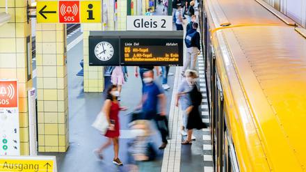 Fahrgäste steigen in Berlin in eine U-Bahn ein.