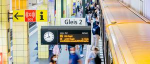 Fahrgäste steigen in Berlin in eine U-Bahn ein.