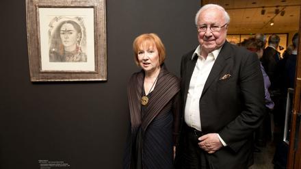 Ulla und Heiner Pietzsch vor einem Selbstporträt von Frida Kahlo in der Neuen Nationalgalerie, 2014.