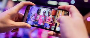 Influencerinnen mit einem jungen Fan an einem Messestand in Köln. 