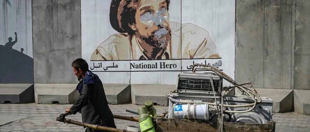 Ein Nationalheld verschwindet. Lange wird dieses Wandbild des afghanischen Mudschaheddin-Kämpfers Ahmad Schah Massoud, Anführer des Widerstands gegen die Taliban, hier nicht mehr prangen. Straßenszene aus Kabul im September.
