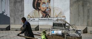 Ein Nationalheld verschwindet. Lange wird dieses Wandbild des afghanischen Mudschaheddin-Kämpfers Ahmad Schah Massoud, Anführer des Widerstands gegen die Taliban, hier nicht mehr prangen. Straßenszene aus Kabul im September. 