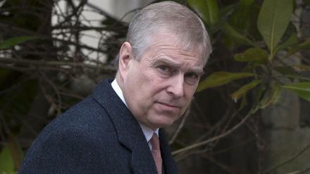 Prinz Andrew ist auf Geheiß der Königin und seines älteren Bruders Charles praktisch aus der Öffentlichkeit verschwunden. Fast alle Ehrentitel hat er ablegen müssen.