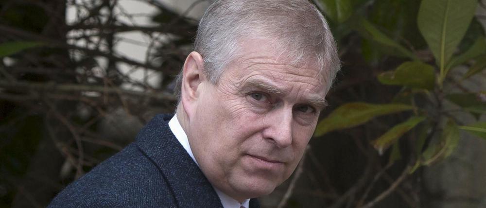 Prinz Andrew ist auf Geheiß der Königin und seines älteren Bruders Charles praktisch aus der Öffentlichkeit verschwunden. Fast alle Ehrentitel hat er ablegen müssen.