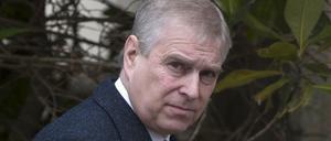 Prinz Andrew ist auf Geheiß der Königin und seines älteren Bruders Charles praktisch aus der Öffentlichkeit verschwunden. Fast alle Ehrentitel hat er ablegen müssen.