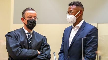 Jerome Boateng spricht bei der Verhandlung mit seinem Anwalt Kai Walden.