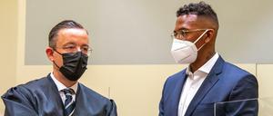 Jerome Boateng spricht bei der Verhandlung mit seinem Anwalt Kai Walden.