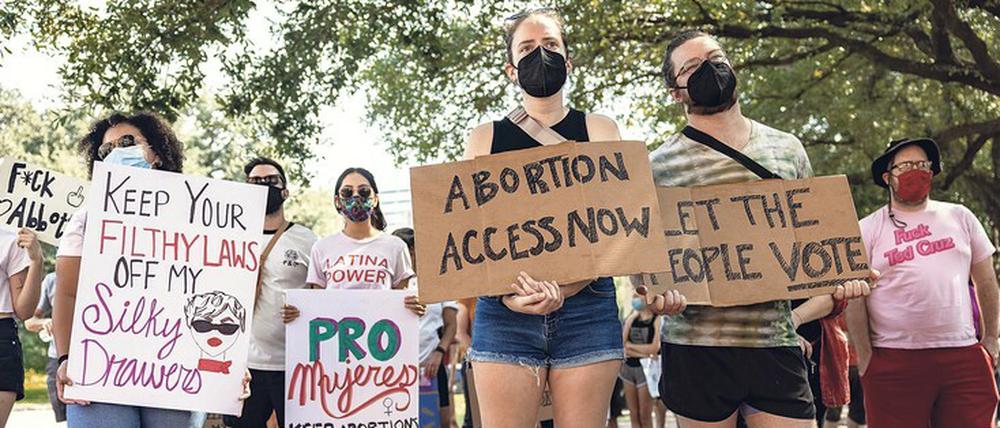 Hände weg von meinem Bauch. Proteste gegen die scharfen neuen Abtreibungsgesetze in Texas.