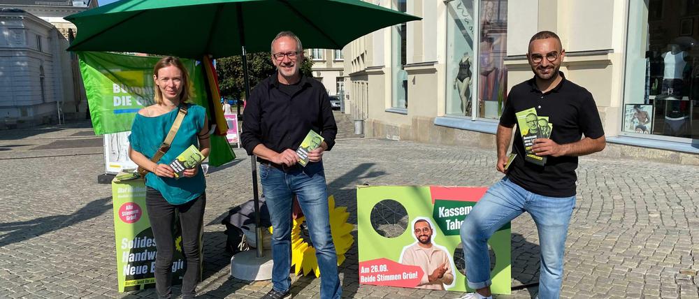 Kassem Taher Saleh (r.) mit Plauens Direktkandidat Olaf Horlbeck und der Europaabgeordneten Anna Cavazzini.