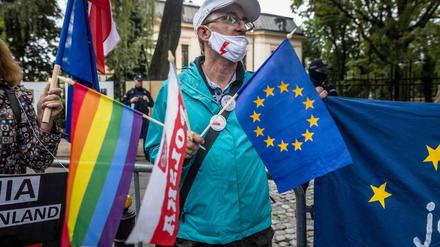 Wer gibt den Kurs vor bei Migration, Justiz, Finanzen - der eigene Staat oder Brüssel? Polnische Demonstranten vor dem Verfassungstribunal in Warschau.