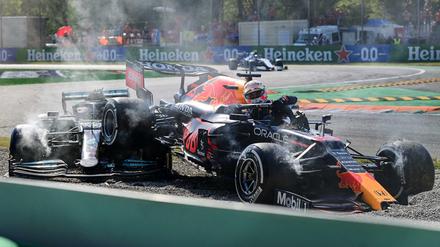Die entscheidende Szene des Rennens ereignete sich, als Hamilton im Mercedes und Verstappen im Red Bull kollidierten.