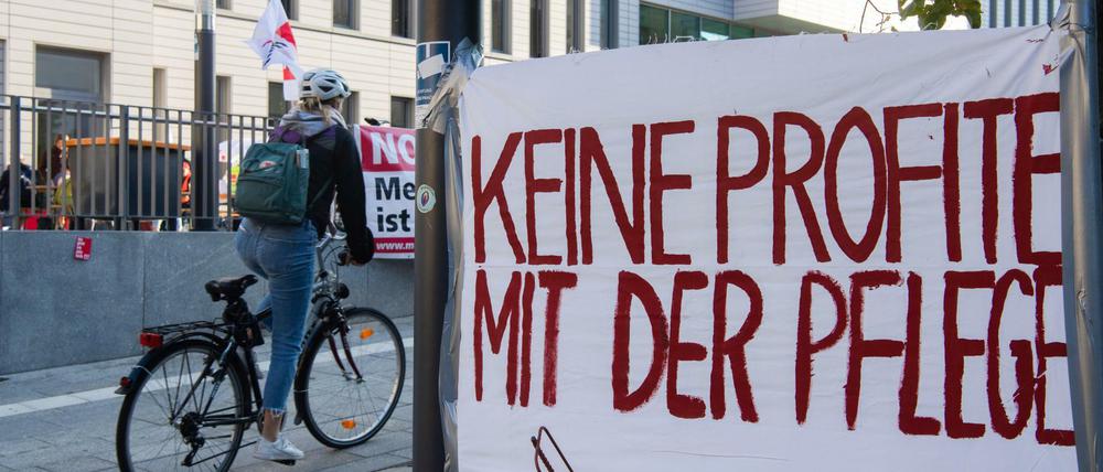 "Keine Profite mit der Pflege": Ein Protestbanner hängt zu Beginn des Pflegestreiks am Donnerstagmorgen vor dem Bettenhaus der Berliner Charité.