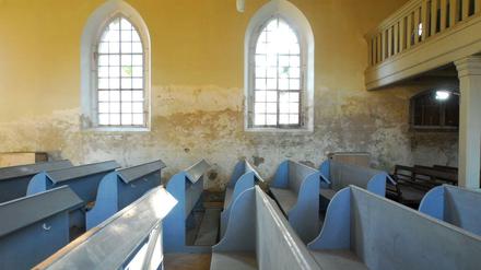 Vor der Renovierung. Die Dorfkirche Zeestow wurde vierzig Jahre nicht von der Gemeinde genutzt, jetzt ist sie eine Autobahn- und Radwegekirche.
